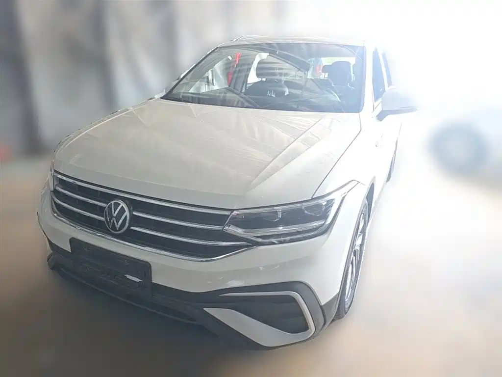 Volkswagen Tiguan L 2022 — фото 1