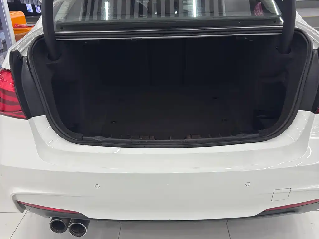 BMW 3 Series 2018 — фото 11