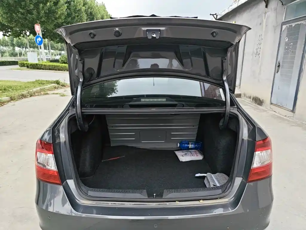 Skoda Rapid 2015 — фото 19