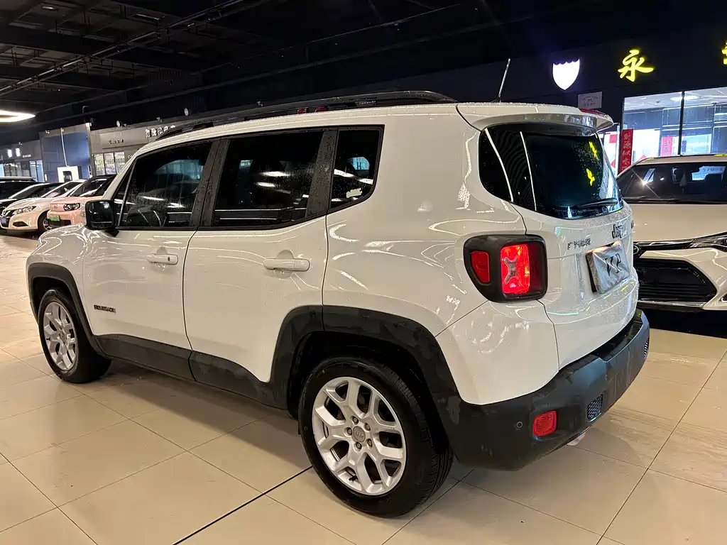 Jeep Renegade 2016 — фото 11