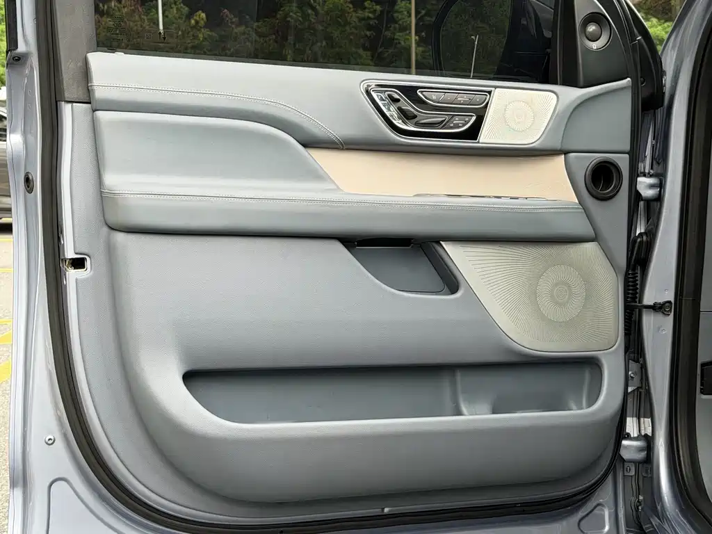 Lincoln Navigator 2021 — фото 15