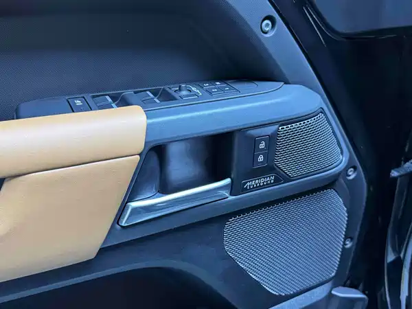 Land Rover Defender 2023