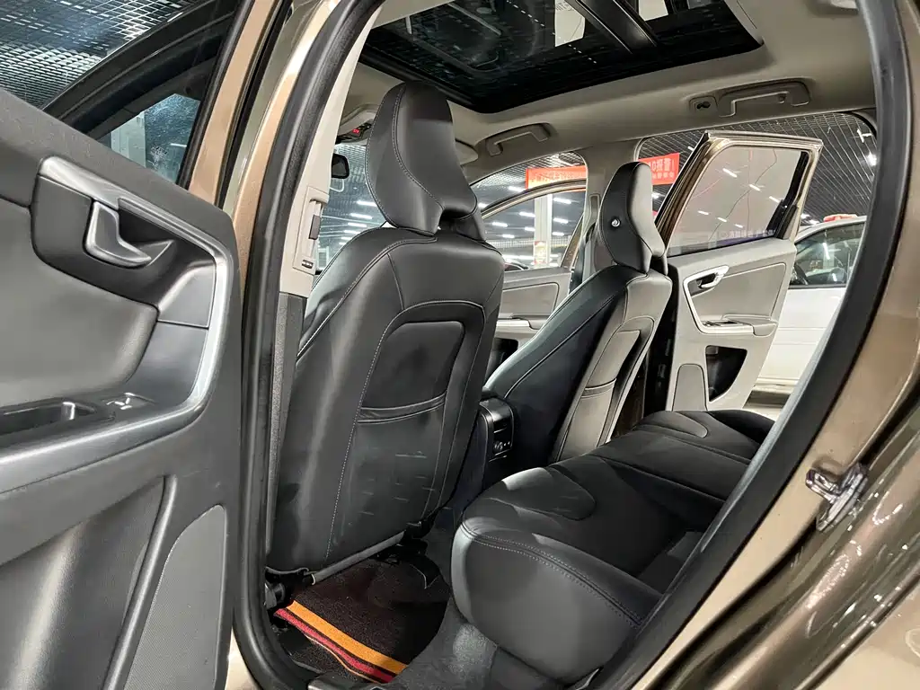 Volvo XC60 2017 — фото 11