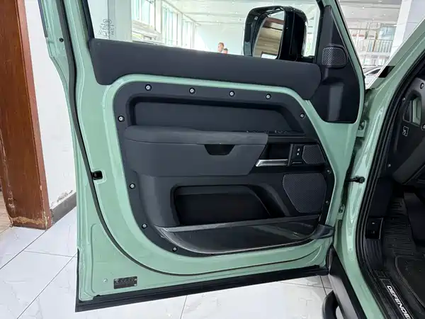 Land Rover Defender 2023