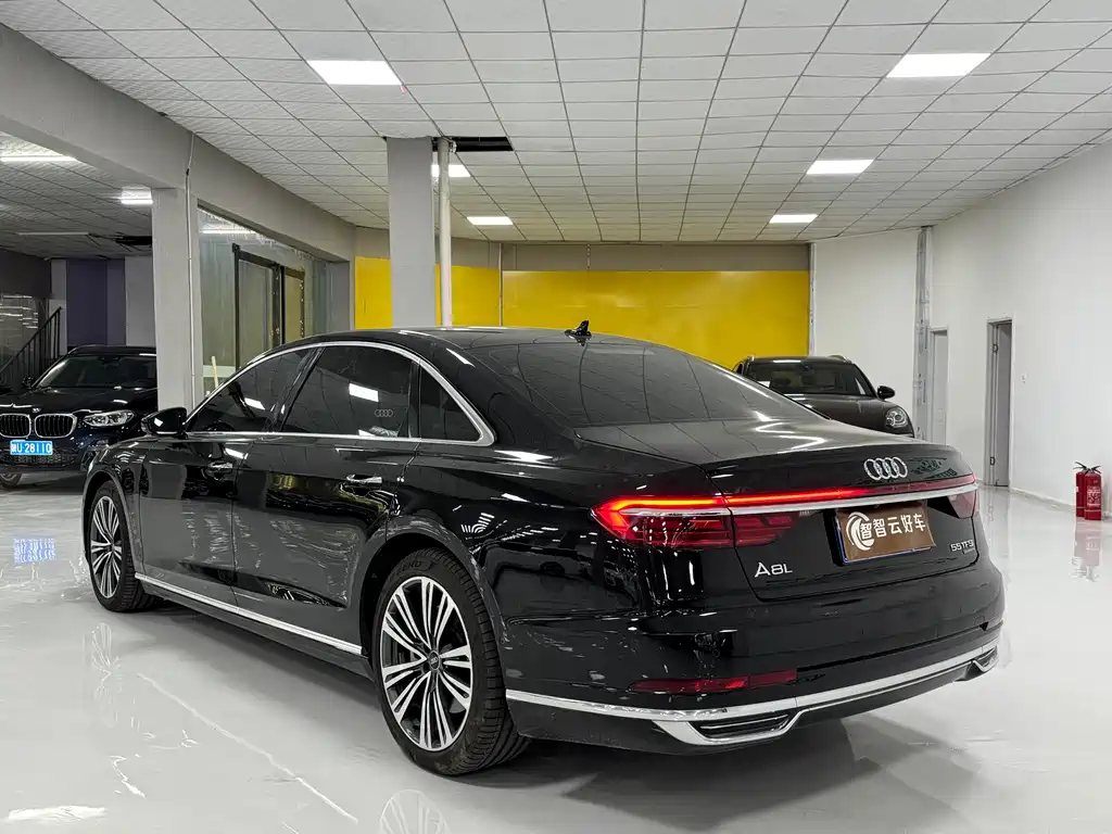 Audi A8 2022 — фото 10
