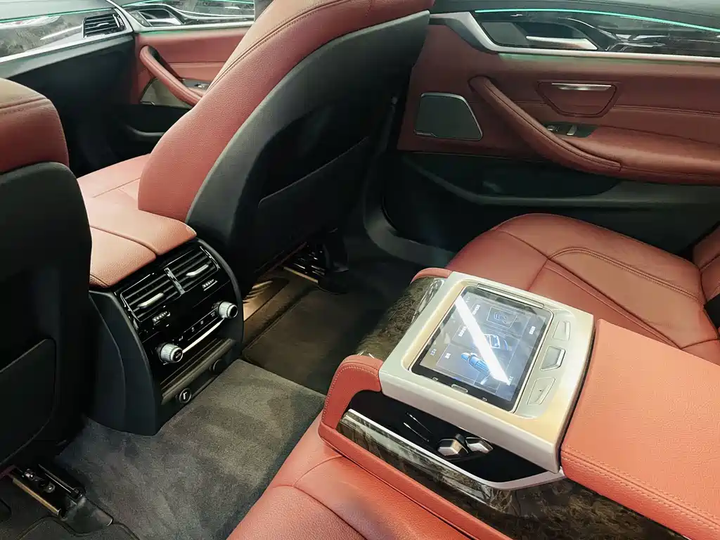 BMW 5 Series 2018 — фото 12