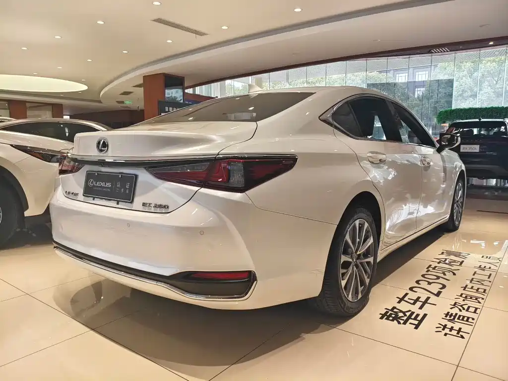 Lexus ES 2024