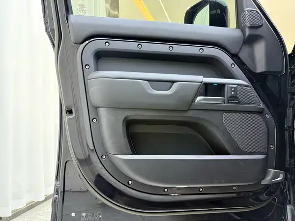Land Rover Defender 2022