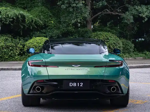 Aston Martin DB12 2024