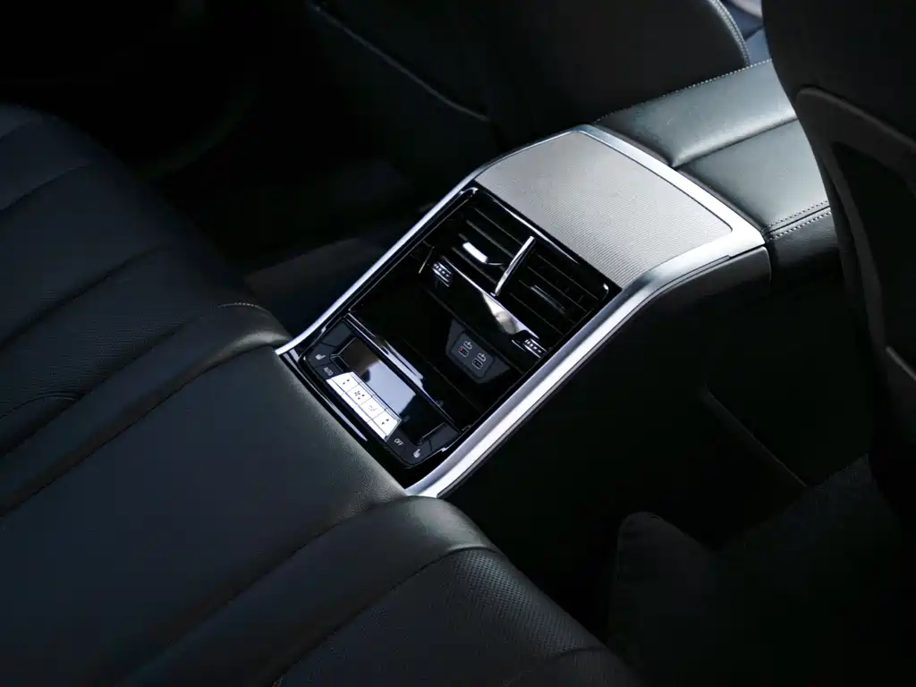 BMW 8 Series 2020 — фото 9