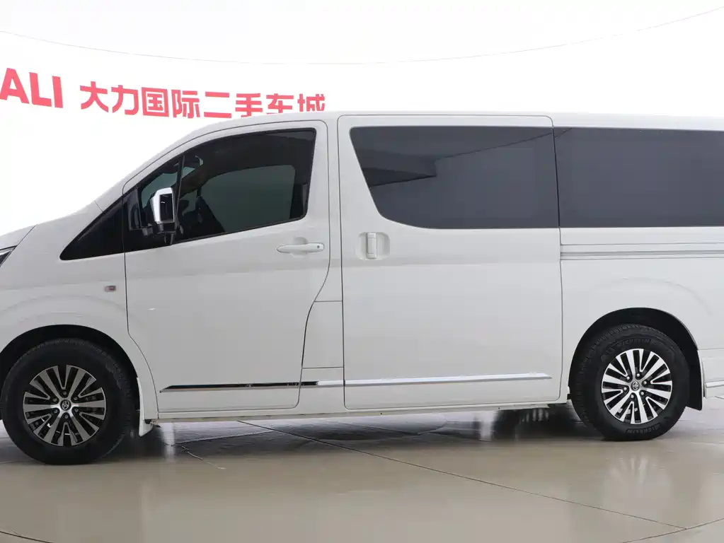 Toyota Hiace 2023 — фото 28