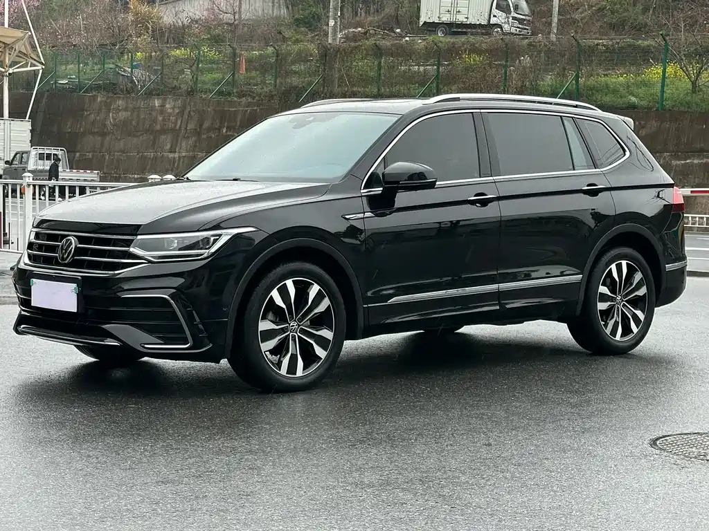 Volkswagen Tiguan L 2023 — фото 1