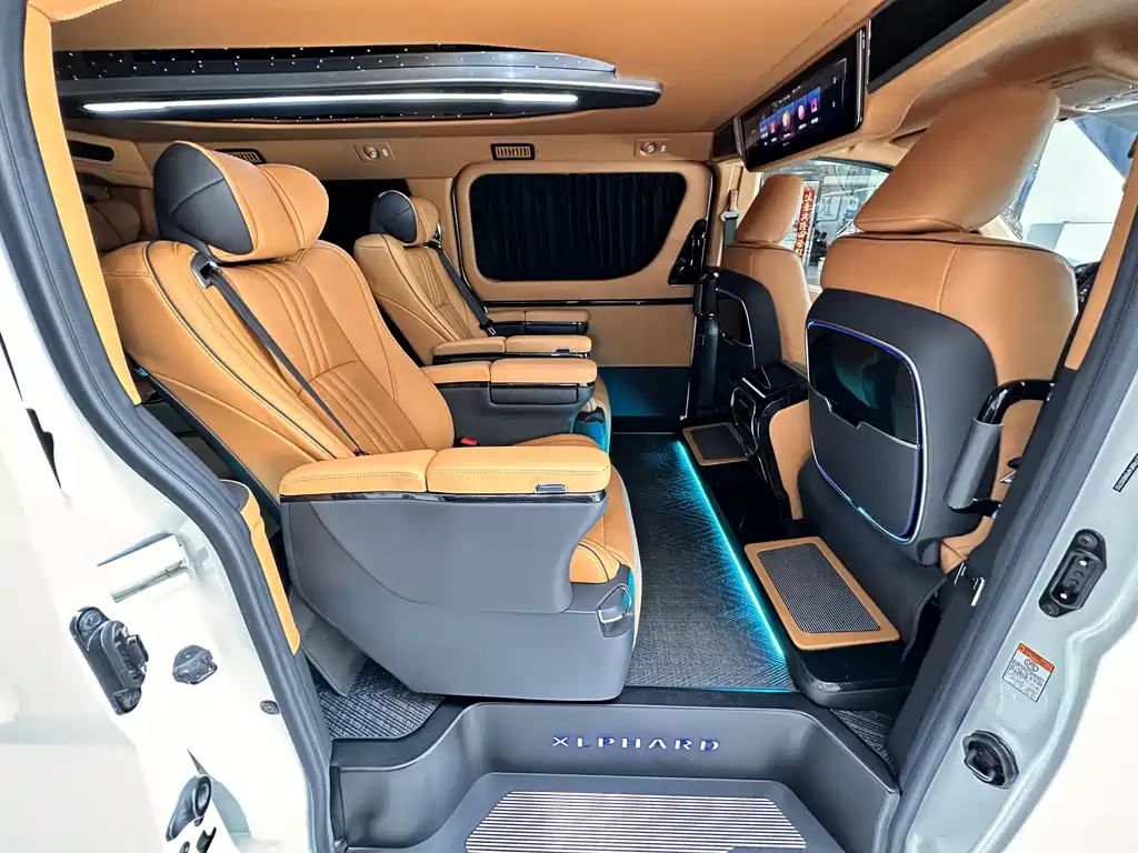 Toyota Hiace 2023 — фото 13