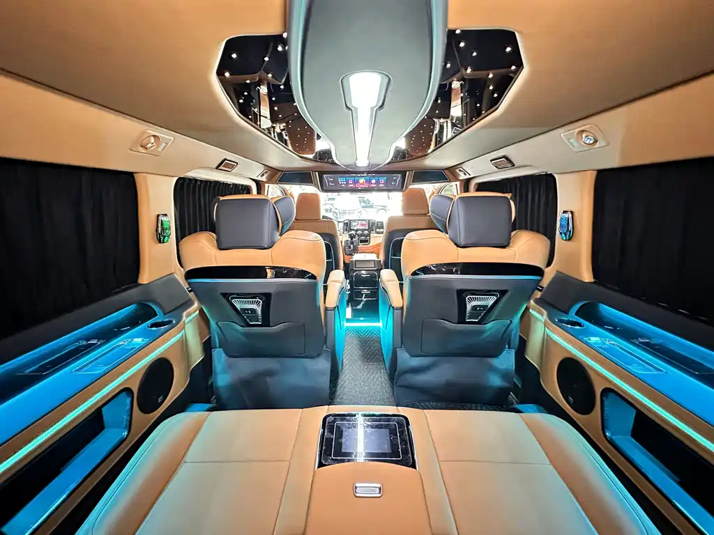 Toyota Hiace 2023 — фото 26