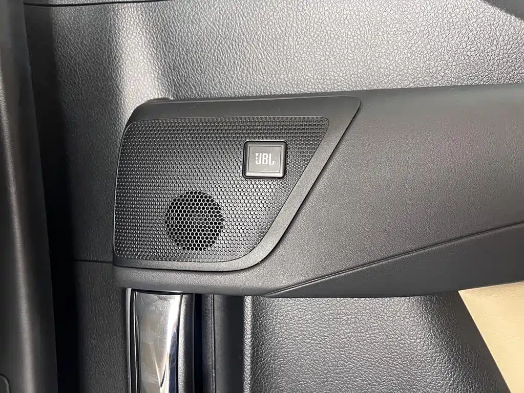 Toyota Alphard 2020 — фото 32