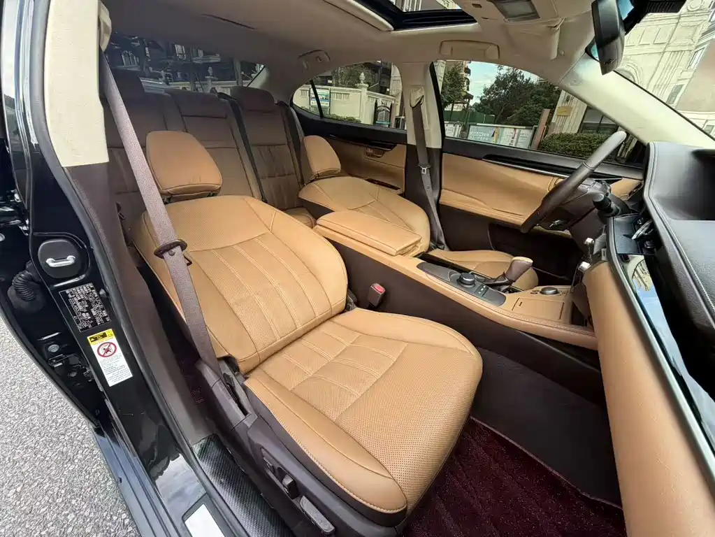 Lexus ES 2017 — фото 14