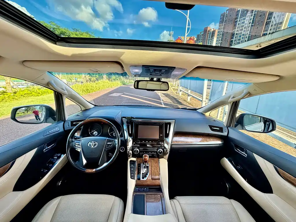 Toyota Alphard 2017 — фото 9