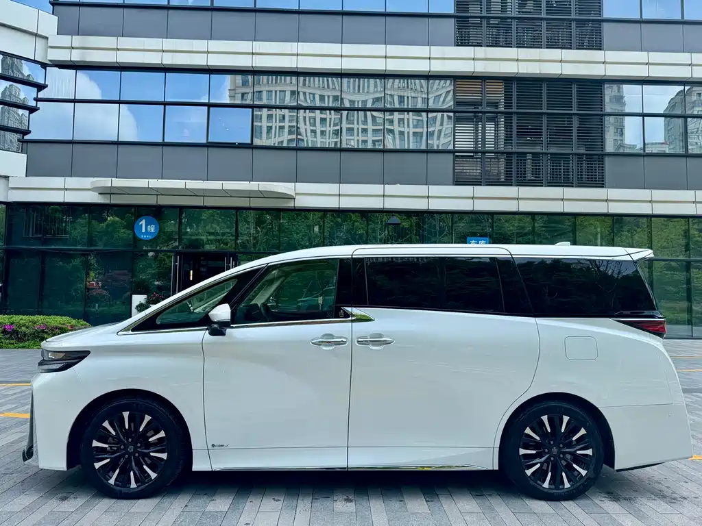 Toyota Vellfire 2023 — фото 3
