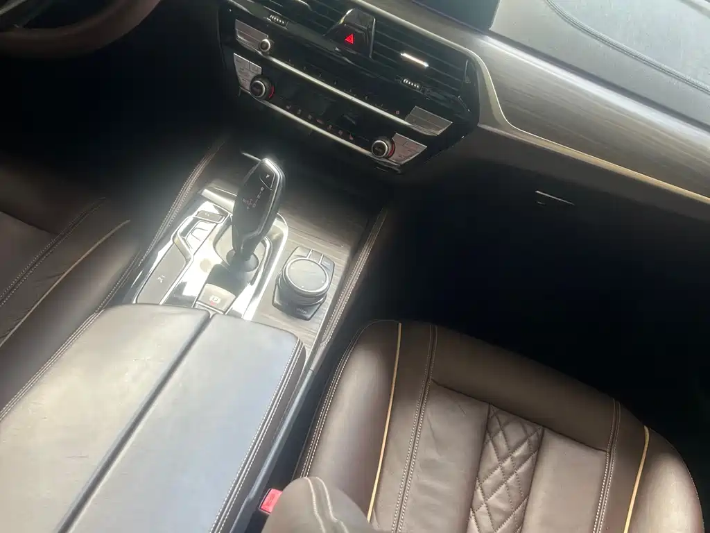 BMW 5 Series 2018 — фото 11
