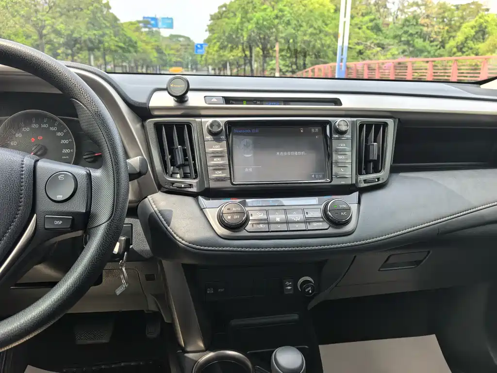 Toyota RAV4 2015 — фото 16