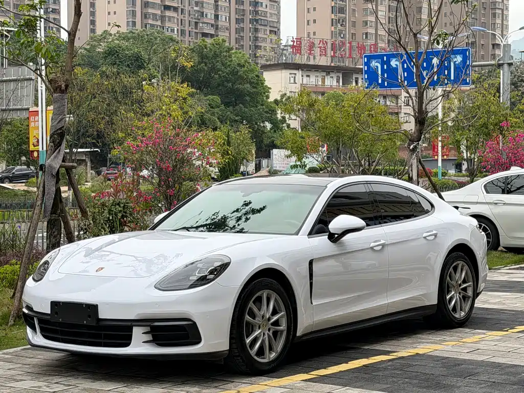 Porsche Panamera 2018 — фото 1