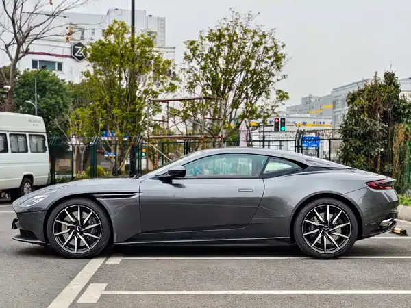 Aston Martin DB11 2018