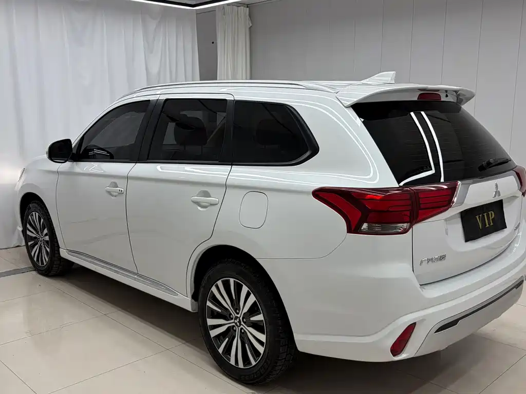 Mitsubishi Outlander 2022 — фото 4