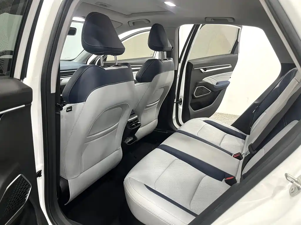 Geely Emgrand 2021