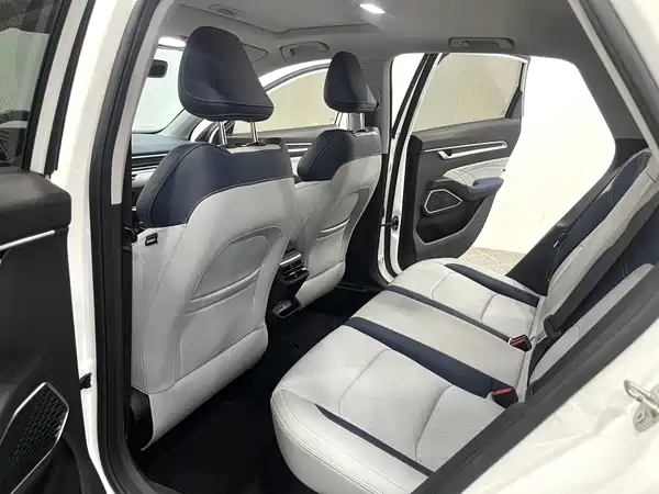 Geely Emgrand 2021
