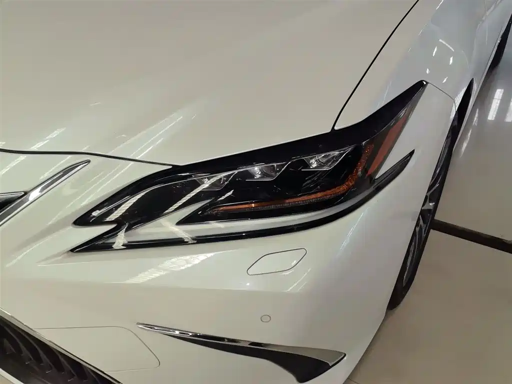 Lexus ES 2018 — фото 18