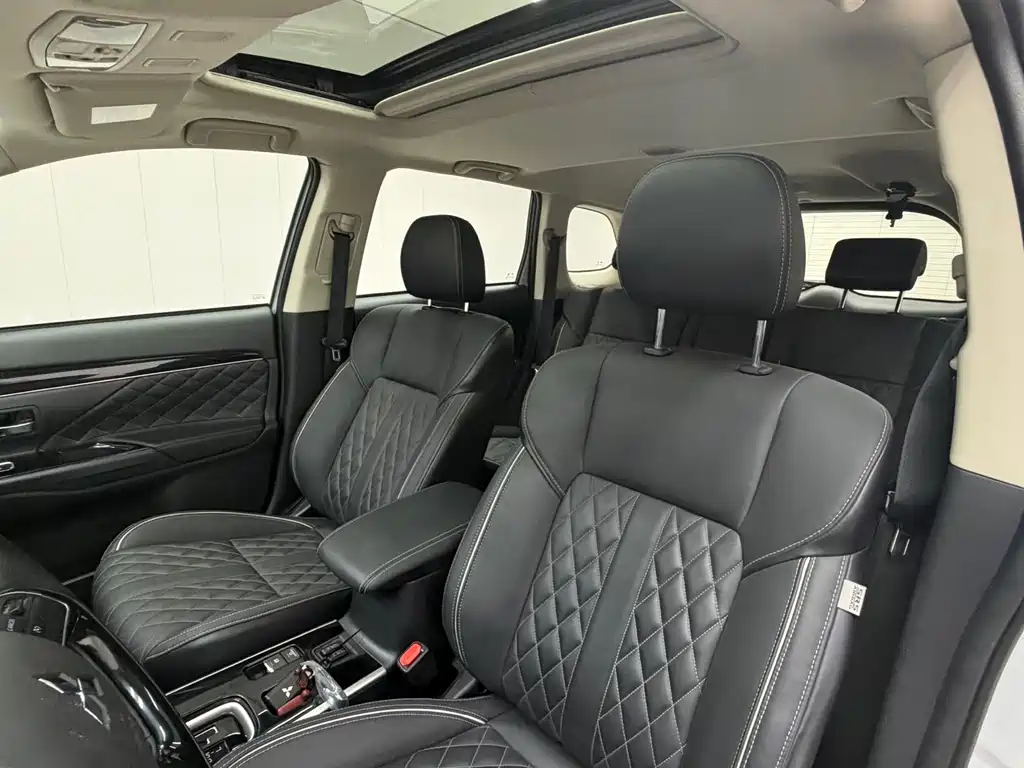 Mitsubishi Outlander 2022 — фото 13