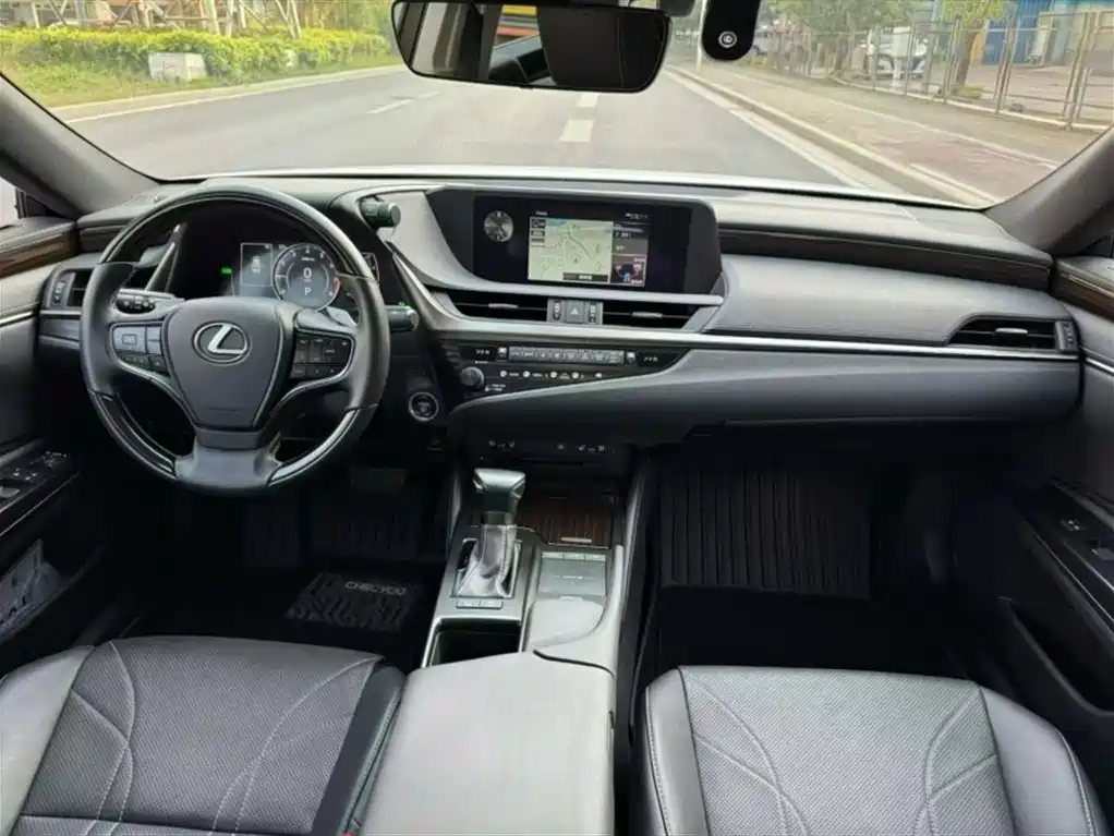 Lexus ES 2018 — фото 14