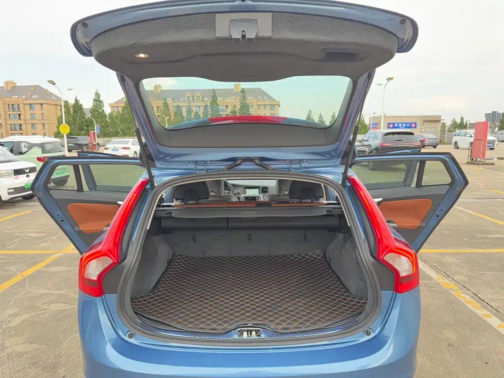 Volvo V60 2015 — фото 14