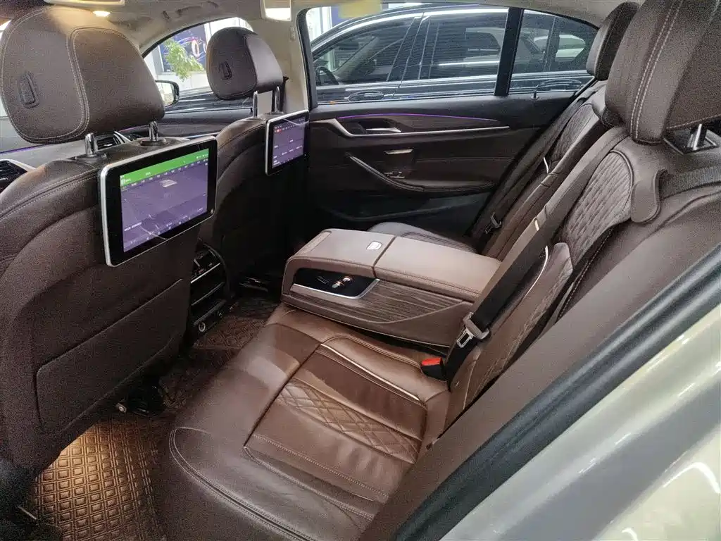 BMW 5 Series 2018 — фото 16
