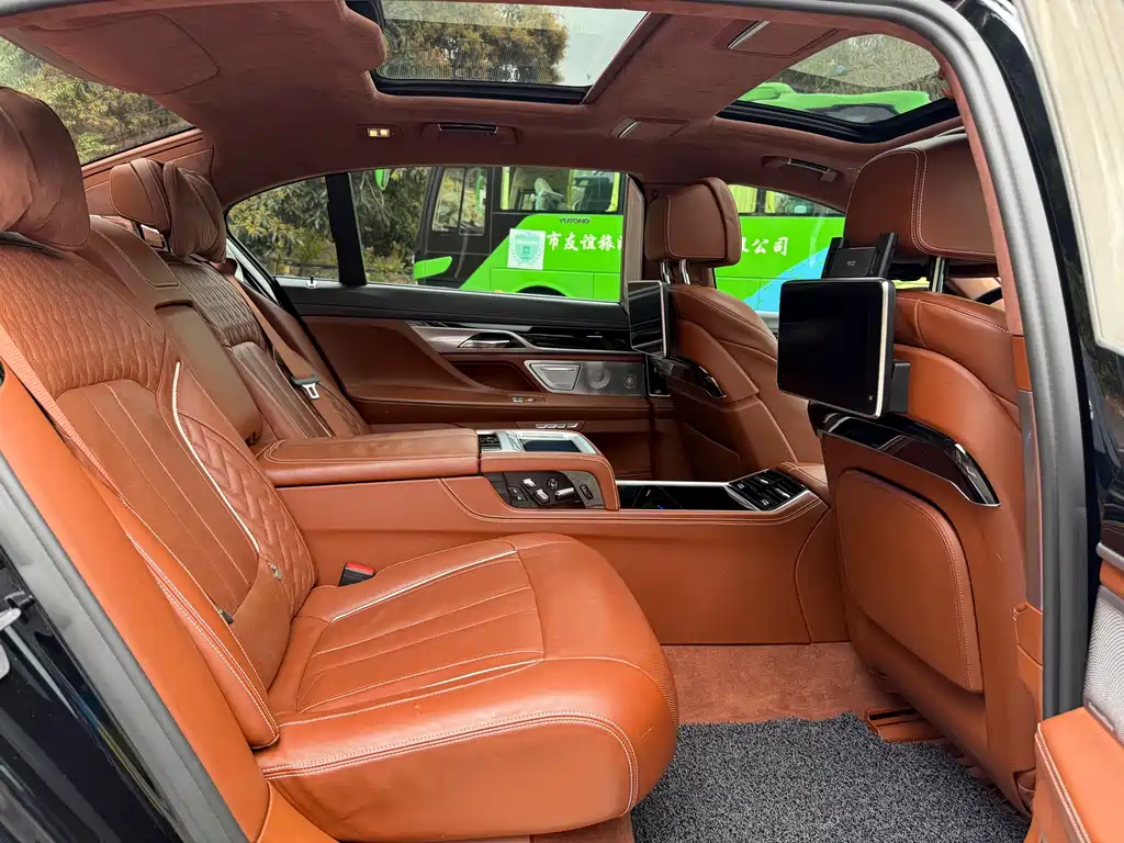 BMW 7 Series 2018 — фото 16
