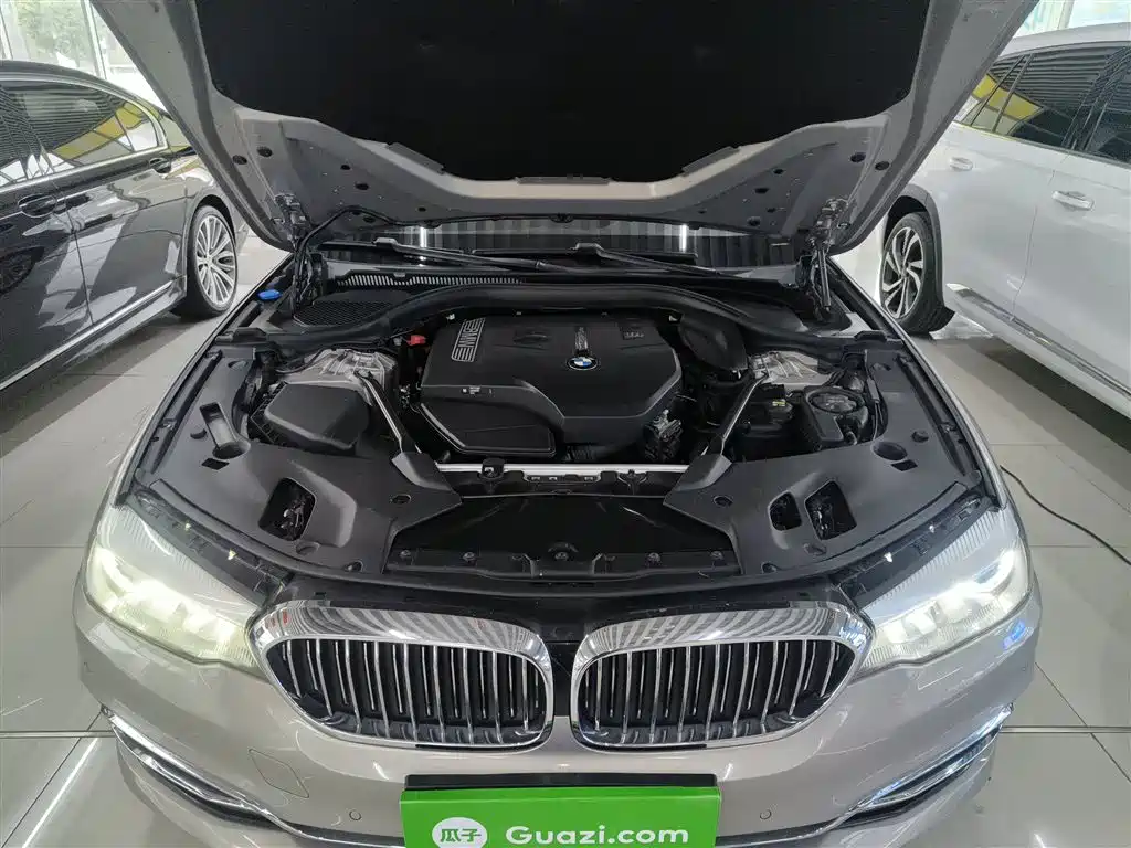 BMW 5 Series 2018 — фото 19