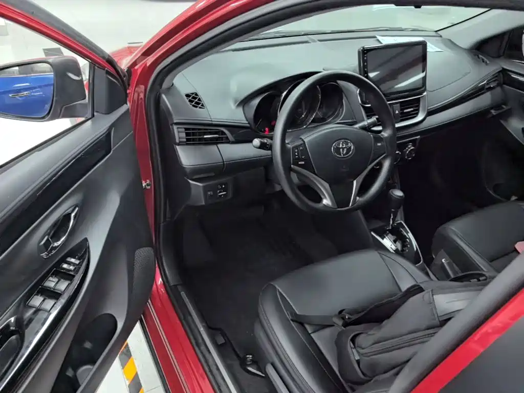 Toyota Yaris L 2022 — фото 16