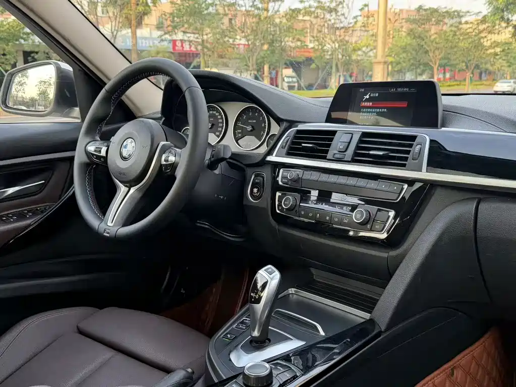 BMW 3 Series 2018 — фото 16