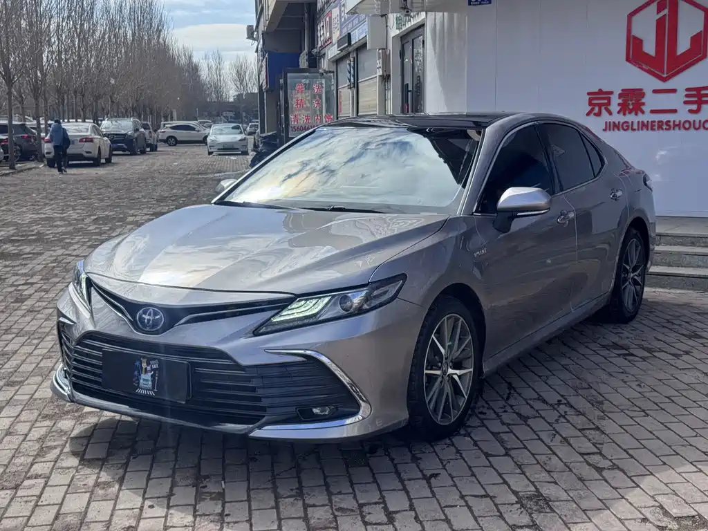 Toyota Camry 2022 — фото 1