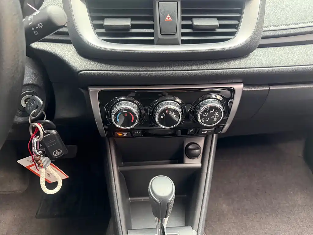Toyota Yaris L 2022 — фото 15