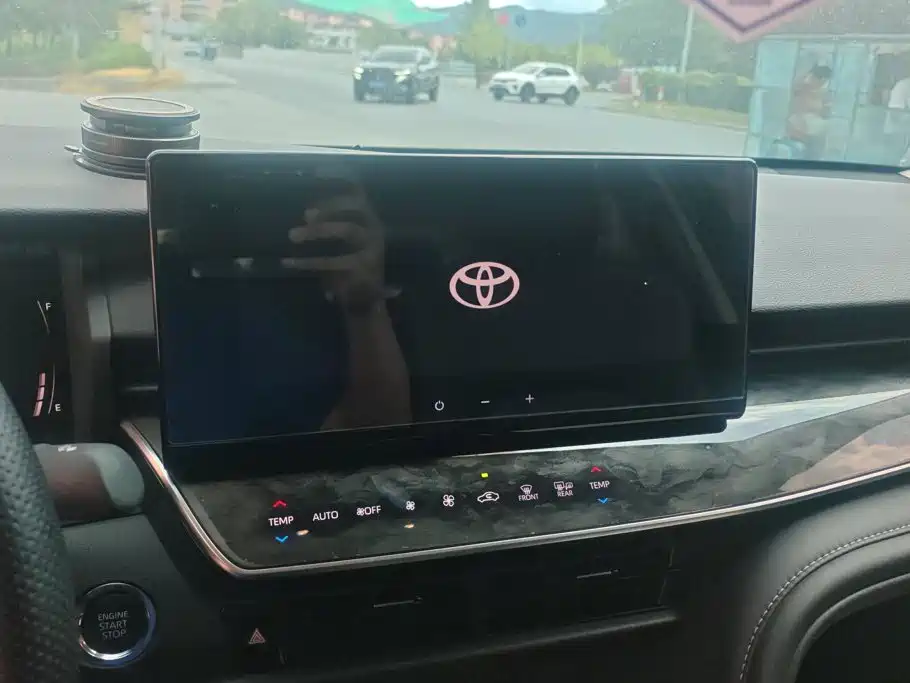 Toyota Camry 2025 — фото 13