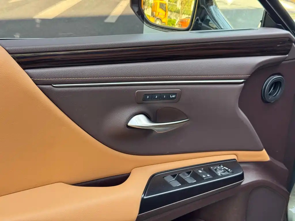 Lexus ES 2019 — фото 12