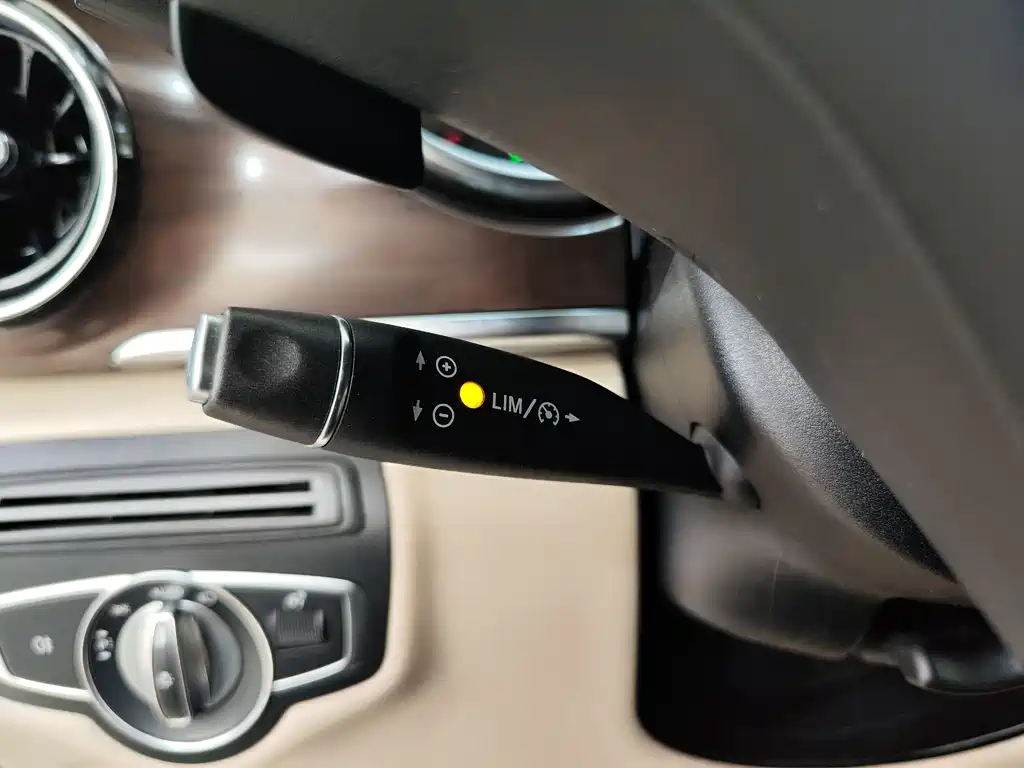 Mercedes-Benz V-Class 2021 — фото 17