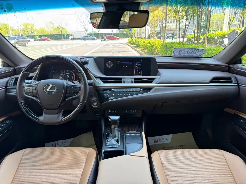 Lexus ES 2019