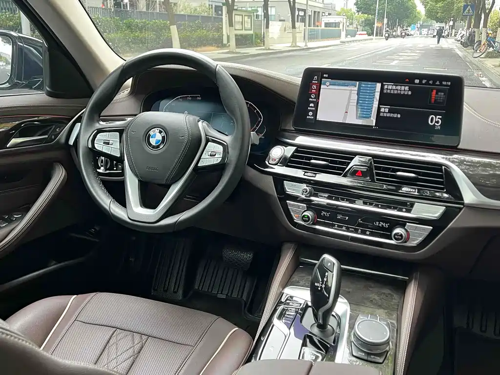 BMW 5 Series 2021 — фото 14