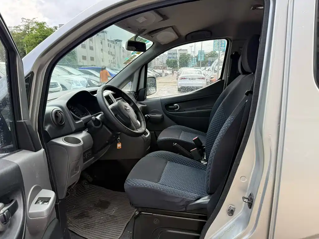 Nissan NV200 2011