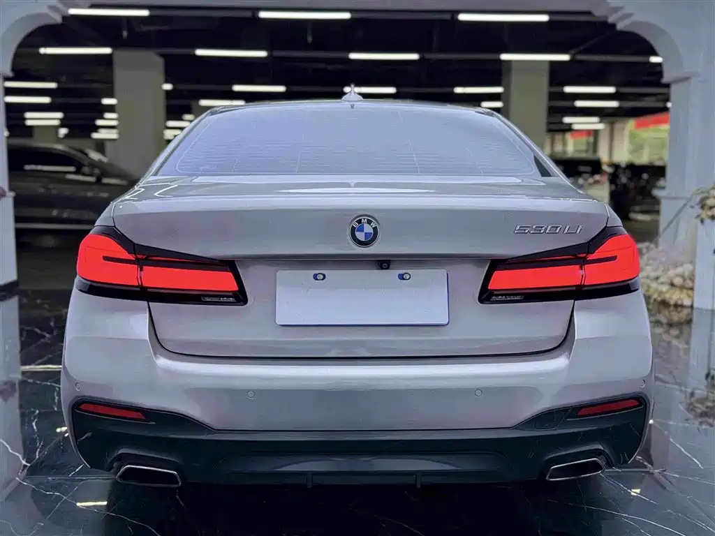 BMW 5 Series 2017 — фото 18