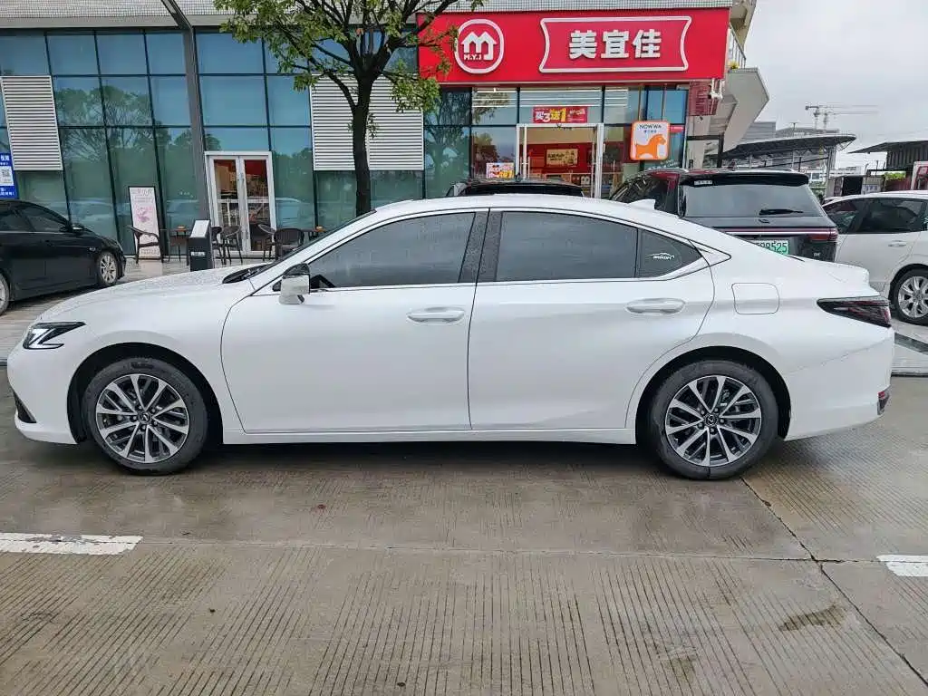 Lexus ES 2025