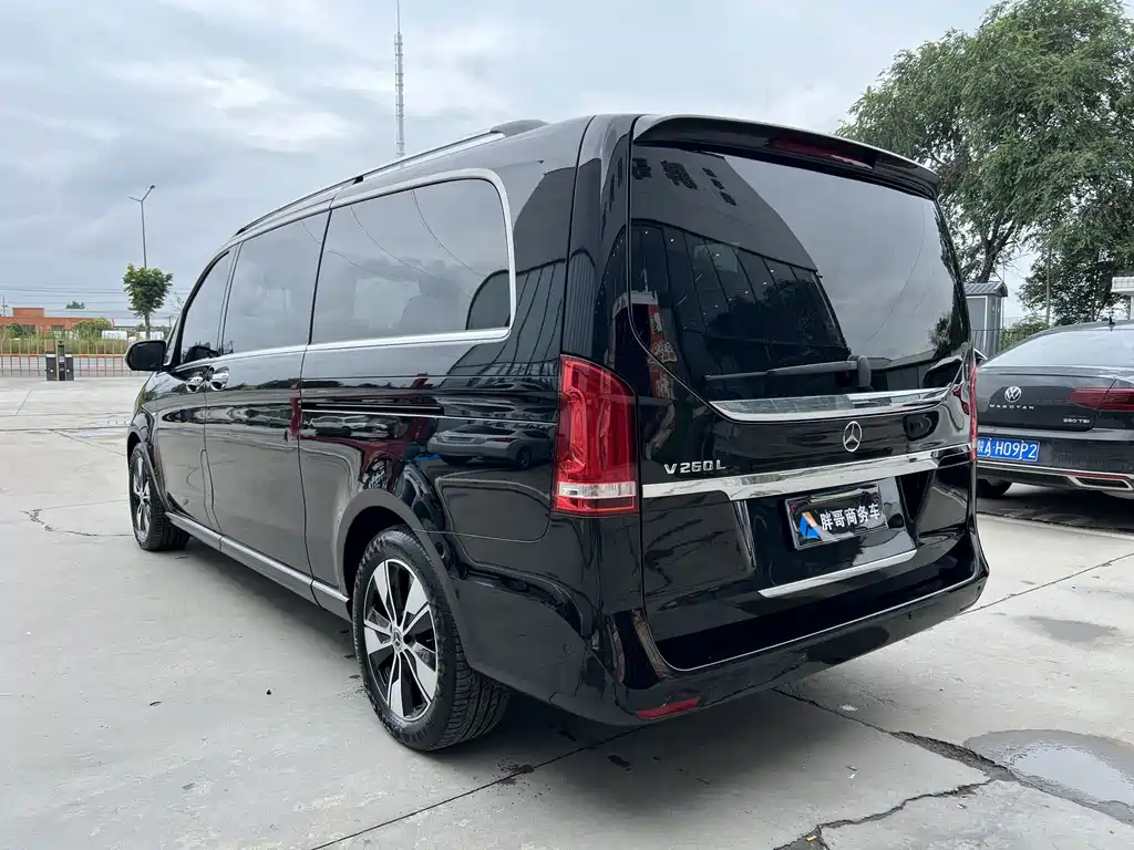 Mercedes-Benz V-Class 2022 — фото 15