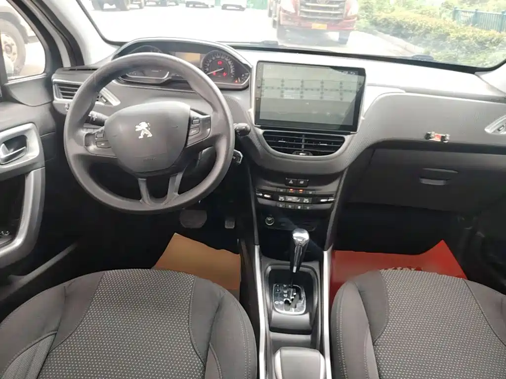 Peugeot 2008 2017 — фото 10